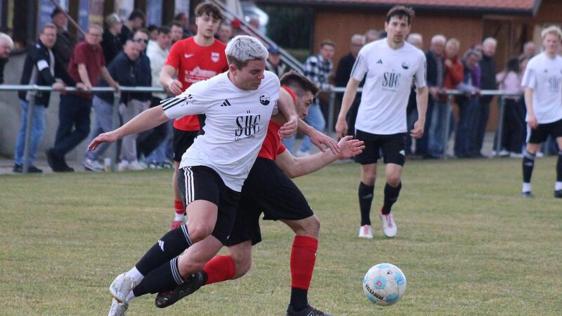 Luis Grasser vom FC Coburg versucht, am gegnerischen Spieler der DJK Schwebenried/Schwemmelsbach vorbei und an den Ball zu kommen.