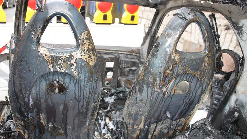 Das ausgebrannte Auto des Bayernpartei-Vorsitzenden Uwe Hartmann aus Kitzingen. Die Polizei geht von einem Brandanschlag aus.