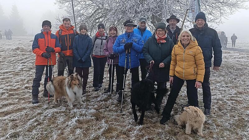 Die Mitglieder des Rh&ouml;nklubs am Gipfelkreuz.