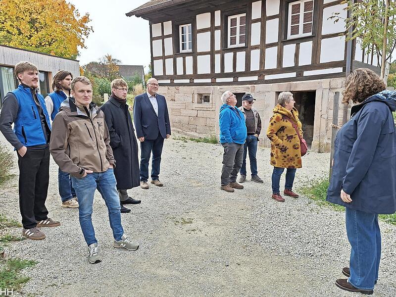 Tizian Schwarz, Peter Stimmler, dahinter Mathias Schneider, Erich Schiffelholz, Katrin Geyer und F. Ranninger bei der Übergabe der Urkunde auf dem Heinersreuther Hof.