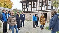 Tizian Schwarz, Peter Stimmler, dahinter Mathias Schneider, Erich Schiffelholz, Katrin Geyer und F. Ranninger bei der Übergabe der Urkunde auf dem Heinersreuther Hof.