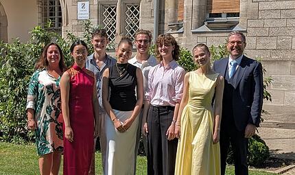Die besten Absolventen des Abiturjahrgangs 2026 am HGF: (v.l.) Christina Ding (1,2), Joseph Walloch (1,2), Aimie Onwughai (1,0), David Burger (1,2), Amelie Borrmann (1,2), Matilda Geiling (1,2) gemeinsam mit Oberstufenkoordinatorin Yvonne Matzig-Reimann (links) und Schulleiter Dr. Bruno Kuntke (rechts).Forchheim & Fr&auml;nkische Schweiz