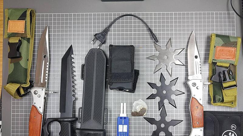 Jugendliche mit verbotenen Waffen erwischt