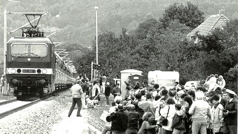 Dicht gedrängt standen die Menschen am 28. September 1991 zwischen Neustadt und Sonneberg. Dicht gedrängt standen die Menschen am 28. September 1991 zwischen Neustadt und Sonneberg.
