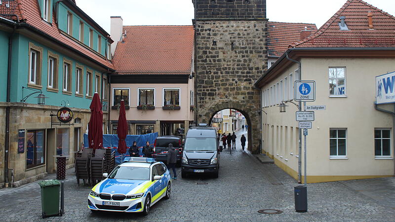 Am Tatort am Blumenladen in Lichtenfels ist auch noch drei Tage nach der Tat ein Polizeigro&szlig;aufgebot zu sehen