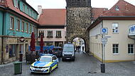 Am Tatort am Blumenladen in Lichtenfels ist auch noch drei Tage nach der Tat ein Polizeigroßaufgebot zu sehen