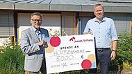 Markus Jakob, Vorstand der Joseph-Stiftung (rechts), &uuml;bergibt symbolisch einen Scheck &uuml;ber 5000 Euro an Markus Starklauf, Leiter der Hospiz-Akademie Bamberg.