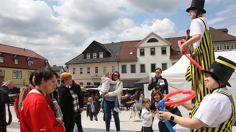 Schon vor der Eröffnung war auf dem Marktplatz in Neustadt einiges geboten. Schon vor der Eröffnung war auf dem Marktplatz in Neustadt einiges geboten.