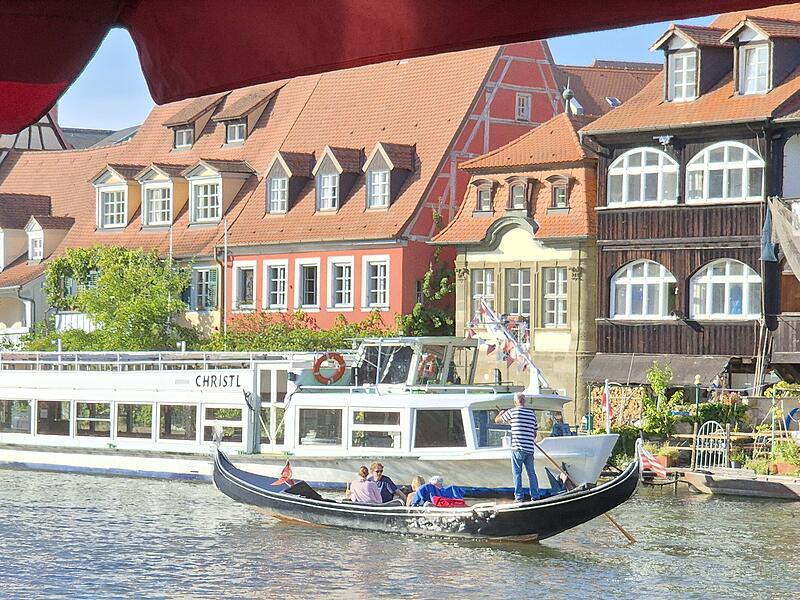 Klein-Venedig in Bamberg: Das Touristenboot &bdquo;Christl&ldquo; und die Gondel