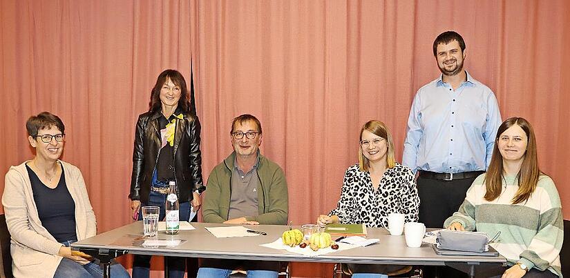 Im Bild der wiedergewählte Vorstand des Musikvereins Mainroth (von links): Zweite Vorsitzende Maria Herzog, Bürgermeisterin Christine Frieß, Vorsitzender Markus Tröbs, Schatzmeisterin Claudia Kern, Kreisvorsitzender der Nordbayerischen Musikbundes...