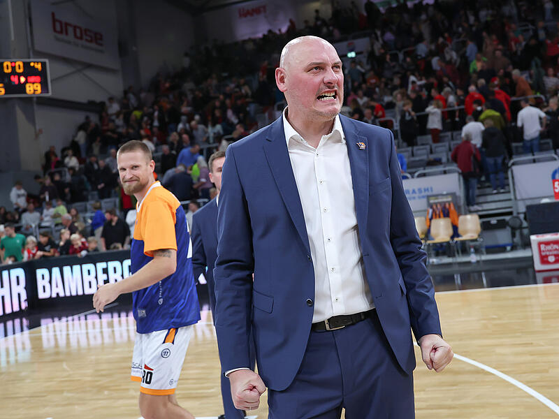 Rostocks Headcoach Przemyslaw Frasunkiewicz beim Jubel über den Auswärtssieg in Bamberg im Oktober 2024.