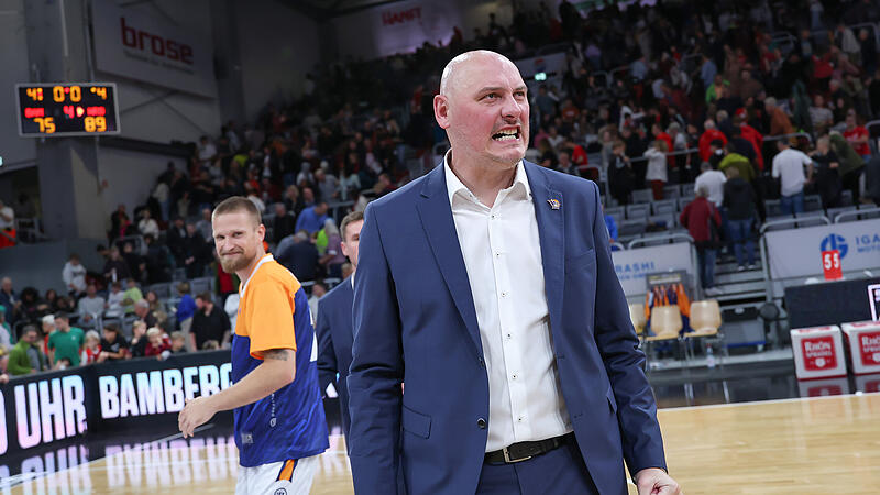 Rostocks Headcoach Przemyslaw Frasunkiewicz beim Jubel &uuml;ber den Ausw&auml;rtssieg in Bamberg im Oktober 2024.
