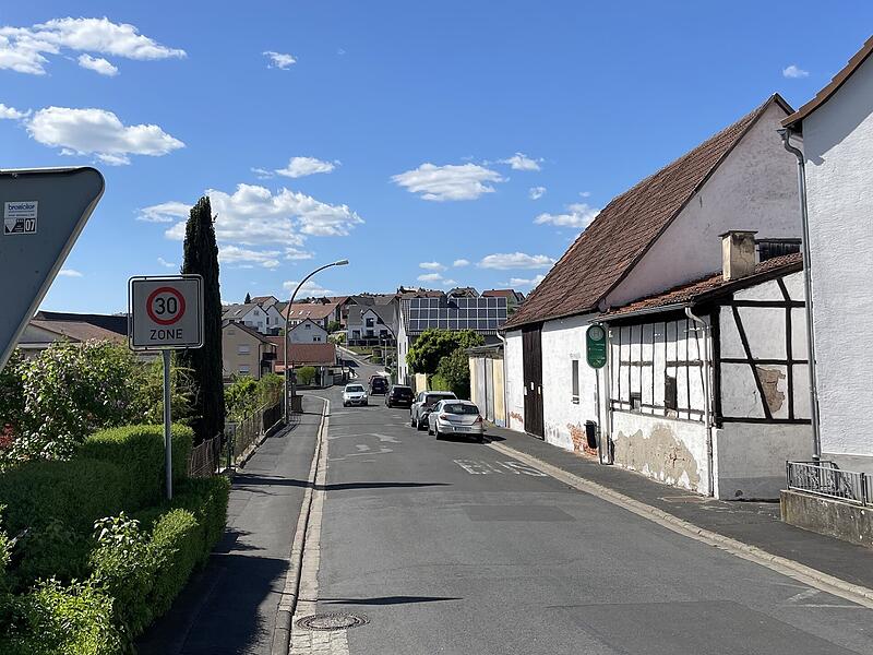 Auch im Alten Dorfring und in der Menzelstraße wird demnächst gebaut. Auch im Alten Dorfring und in der Menzelstraße wird demnächst gebaut.