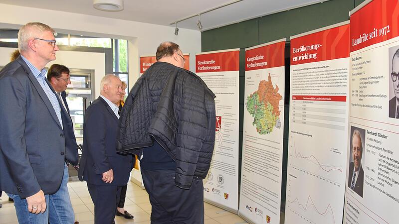 Gro&szlig;es Interesse zeigten die B&uuml;rgermeister f&uuml;r die Ausstellung im Foyer, die ab sofort zu den &Ouml;ffnungszeiten des Landratsamtes besichtigt werden kann.Forchheim & Fr&auml;nkische Schweiz