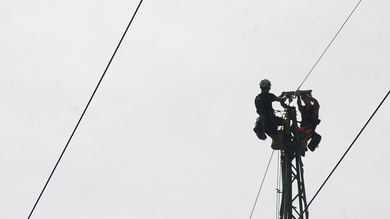 Schnappschuss von einer ähnlichen Baustelle bei Stettfeld: An der Mastspitze befindet sich das Erdseil.