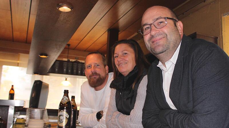 Gerachs Bürgermeister Sascha Günther (r.) freut sich, dass er mit Tina und Markus Pflaum neue Pächter für die Gaststätte in der Laimbachtalhalle in Gerach gefunden hat.