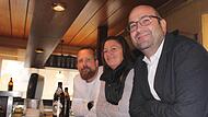 Gerachs Bürgermeister Sascha Günther (r.) freut sich, dass er mit Tina und Markus Pflaum neue Pächter für die Gaststätte in der Laimbachtalhalle in Gerach gefunden hat.