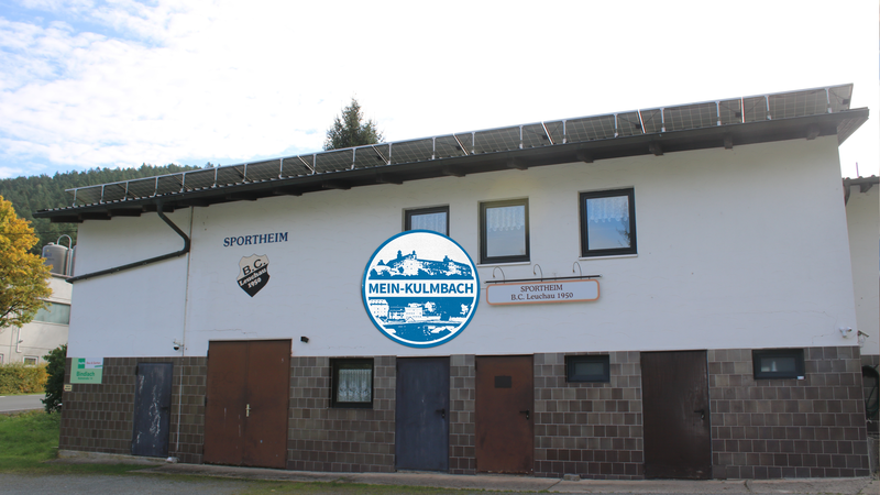 Hinter dem Sportheim des BC Leuchau liegen die Fußballplätze.