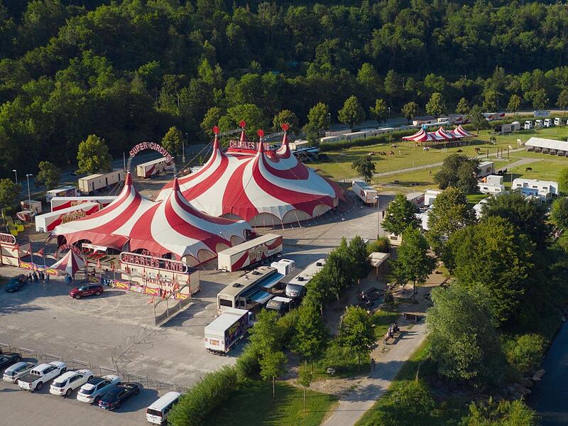 Seit dem Jahr 2022 verzichtet der Zirkus Charles Knie in seinem Tourneeprogramm auf Wildtiershows vor. Gezeigt werden allerdings Dressuren mit Hunden und Papageien.