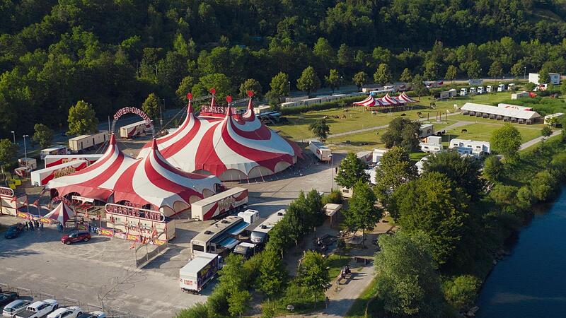 Seit dem Jahr 2022 verzichtet der Zirkus Charles Knie in seinem Tourneeprogramm auf Wildtiershows vor. Gezeigt werden allerdings Dressuren mit Hunden und Papageien.