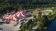 Seit dem Jahr 2022 verzichtet der Zirkus Charles Knie in seinem Tourneeprogramm auf Wildtiershows vor. Gezeigt werden allerdings Dressuren mit Hunden und Papageien.