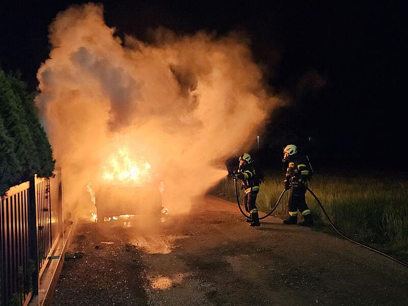 Brennendes Auto (Symbolbild)