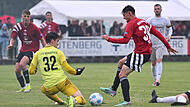 Dustin Forkel (rotes Trikot) erzielte gegen den FC Hersbruck und Tobias Engelbrecht drei Tore für den 1. FC Nürnberg.