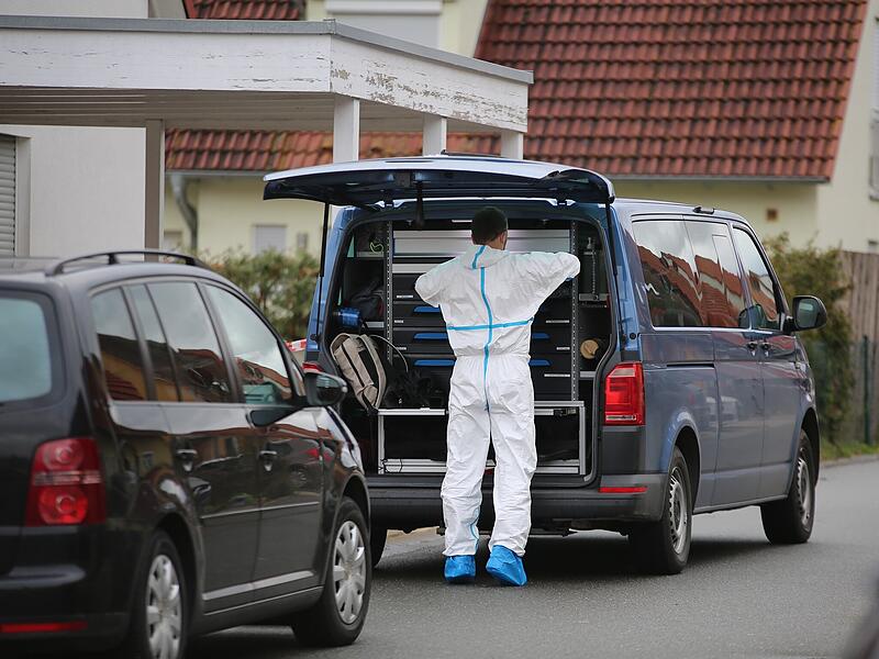 Familiendrama in Mittelfranken: Junge (17) tötet Schwester (14) und verletzt Mutter (41) schwer - Zeugen hörten Schreie und verständigten die Polizei - Tatverdächtiger bei Fahndungsmaßnahmen in Tatortnähe festgenommen - Umfangreiche Spurensicherungsmaßnahmen - Blutspuren am Fensterrahmen und zum Nachbarhaus führend - Hintergründe des Verbrechens noch unklar - Ermittlungsrichter soll am Samstag über Haftfrage entscheidenFamiliendrama in Weisendorf: Bilder zeigen die Ermittler vor Ort