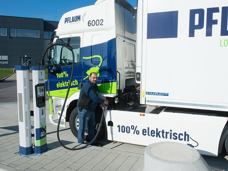 Technikchef Claus Freudensprung beim Laden eines E-Lkw bei der Spedition Pflaum in Strullendorf im Landkreis Bamberg.