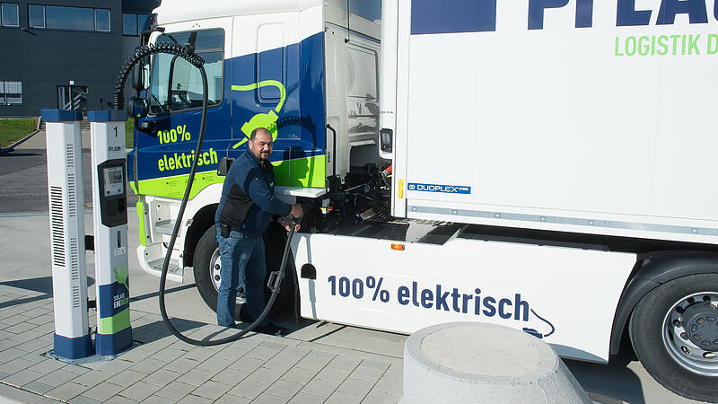 Technikchef Claus Freudensprung beim Laden eines E-Lkw bei der Spedition Pflaum in Strullendorf im Landkreis Bamberg.