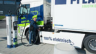 Technikchef Claus Freudensprung beim Laden eines E-Lkw bei der Spedition Pflaum in Strullendorf im Landkreis Bamberg.