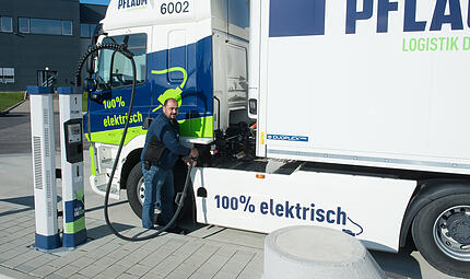 Technikchef Claus Freudensprung beim Laden eines E-Lkw bei der Spedition Pflaum in Strullendorf im Landkreis Bamberg.