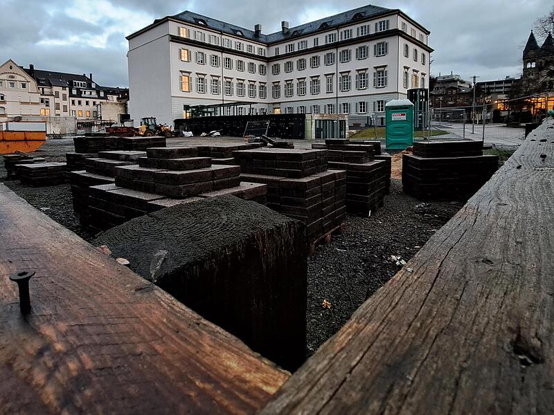 Früher stand auf der jetzt freien Fläche vor dem Neumannflügel das einzige Fünf-Sterne-Hotel der Stadt. Ums nun geplante Kurparkresort scheint es nicht gut zu stehen. Früher stand auf der jetzt freien Fläche vor dem Neumannflügel das einzige Fünf-Sterne-Hotel der Stadt. Ums nun geplante Kurparkresort scheint es nicht gut zu stehen.