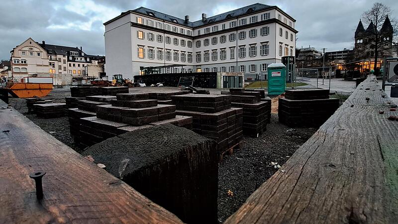 Früher stand auf der jetzt freien Fläche vor dem Neumannflügel das einzige Fünf-Sterne-Hotel der Stadt. Ums nun geplante Kurparkresort scheint es nicht gut zu stehen.
