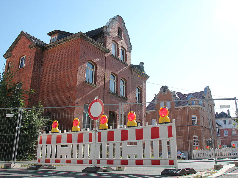 Neustadt bei Coburg: Gebäude einsturzgefärdetGebäude in Neustadt bei Coburg einsturzgefährdet Blick auf das einsturzgefährdete Gebäude aus Richtung Bahnhofsstraße kommend. Sowohl die Straße als auch beide Seiten des Gehweges sind gesperrt. Die Gefahr, dass der mittlere Teil nach vorne einstürzen könnte, ist zu groß.