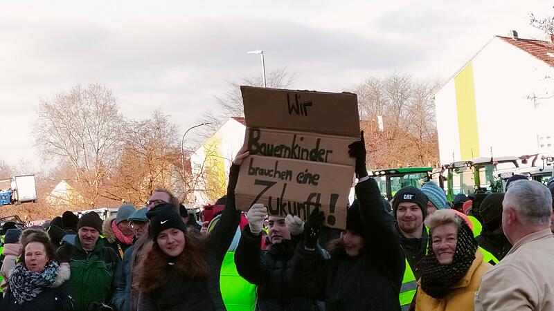 2000 Menschen demonstrierten vor der Brose-Arena