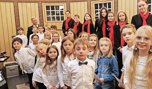 Das Konzert bietet ein weihnachtliches buntes Programm, gestaltet von der Staatsbad Philharmonie Kissingen, dem Kinder- und Jugendchor der Herz-Jesu-Kirche sowie Nachwuchstalenten der Musikschule Bad Kissingen. Das Konzert bietet ein weihnachtliches buntes Programm, gestaltet von der Staatsbad Philharmonie Kissingen, dem Kinder- und Jugendchor der Herz-Jesu-Kirche sowie Nachwuchstalenten der Musikschule Bad Kissingen.
