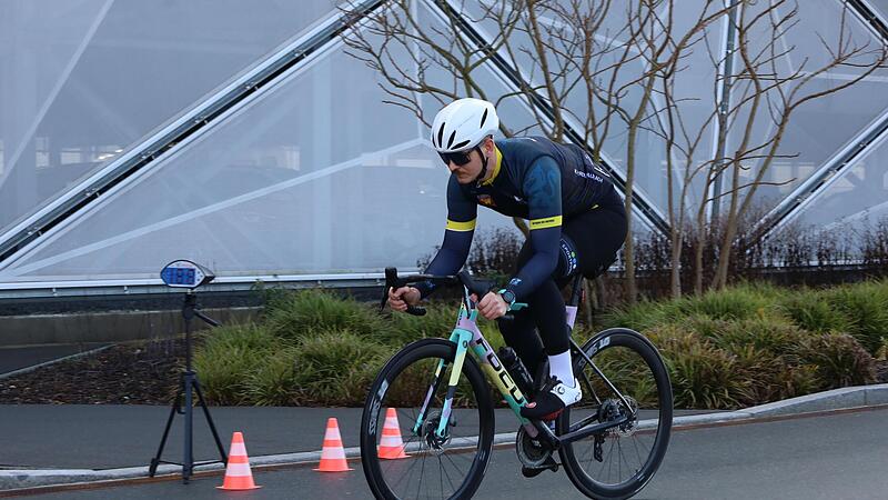 56 Stundenkilometer H&ouml;chstgeschwindigkeit in der Ebene: Edgar Herold (Rennklasse Elite Amateure) tritt ordentlich in die Pedale.