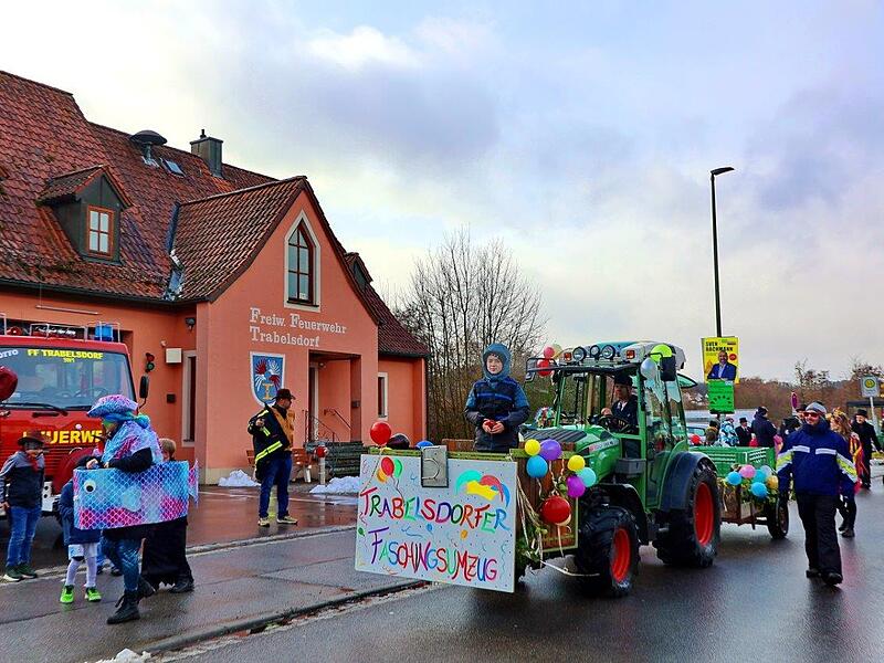 Faschingsumzug 2026 Trabelsdorf im AurachtalGallische Heldinnen auf närrischer Mission inTrabelsdorf Trabelsdorf verwandelte sich in ein buntes Meer aus Kostümen, Musik und ideenreichen Faschingswägen voller guter Laune.