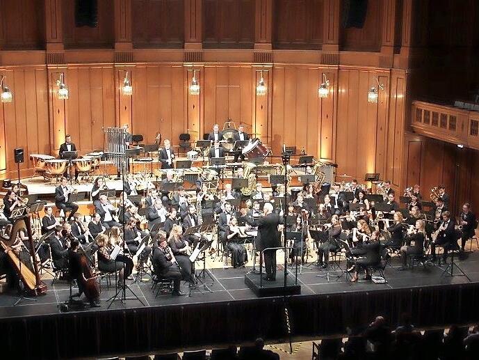 Das Nordbayerische Jugendblasorchester und das Orchester &bdquo;Wibraphon&ldquo; bringen Gustav Mahlers monumentale zweite Symphonie auf die B&uuml;hne in Erlangen.
