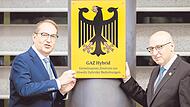 Bundesinnenminister Alexander Dobrindt (links) bringt mit Verfassungsschutzchef Sinan Selen zur Einweihung des Zentrums zur Abwehr hybrider Bedrohungen das Amtsschild an. Bundesinnenminister Alexander Dobrindt (links) bringt mit Verfassungsschutzchef Sinan Selen zur Einweihung des Zentrums zur Abwehr hybrider Bedrohungen das Amtsschild an.