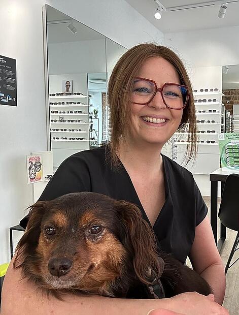 Alexandra Schmitt mit Dackeldame Vroni im Optiker in Forchheim.