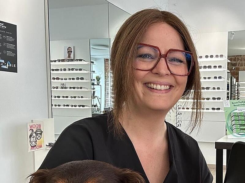 Alexandra Schmitt mit Dackeldame Vroni im Optiker in Forchheim.Forchheim & Fränkische Schweiz Alexandra Schmitt mit Dackeldame Vroni im Optiker in Forchheim.