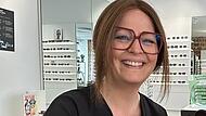 Alexandra Schmitt mit Dackeldame Vroni im Optiker in Forchheim.Forchheim & Fränkische Schweiz Alexandra Schmitt mit Dackeldame Vroni im Optiker in Forchheim.