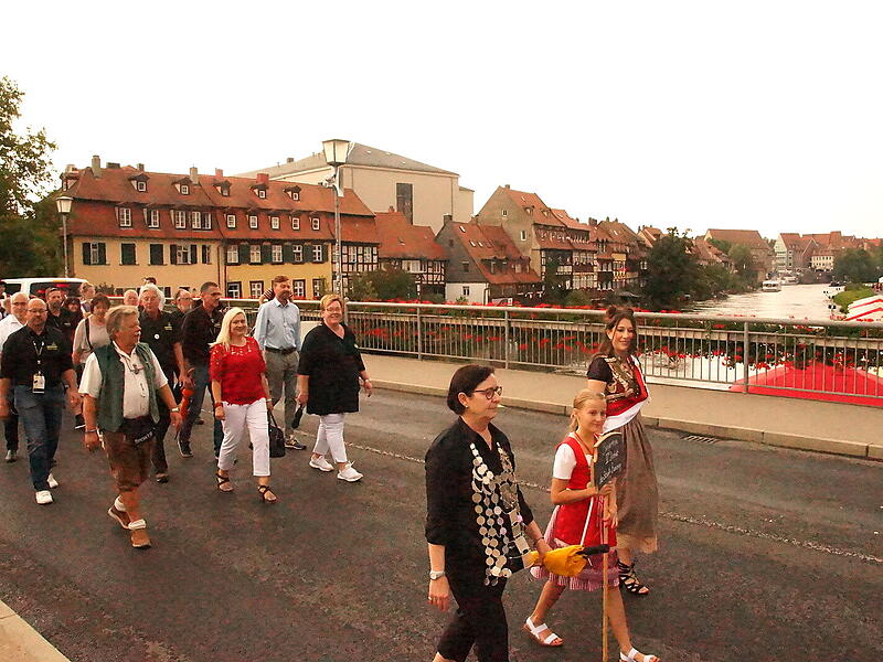 Festzug zum LeinrittSandkerwa: Königsschießen und Kirchweihbaum-Aufstellen