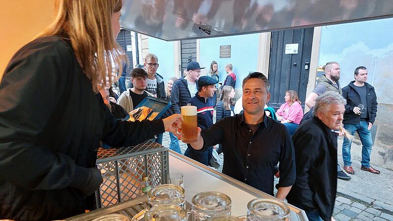 Schwerstarbeit auf der Bamberger Sandkerwa: Die Mitarbeiter arbeiten im Akkord im M&ouml;nchsambacher-Stand  auf der Sandkerwa.