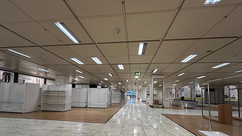 Plötzlich wieder Licht im ehemaligen Kaufhof in CoburgPlötzlich wieder Licht im ehemaligen Kaufhof in Coburg Die Architektur-Ausstellung ist hauptsächlich im vorderen Bereich (Richtung Mohrenstraße) aufgebaut. Der hintere Bereich (Richtung Badergasse) lädt aber zum Bummeln sowie Erinnern an alte Kaufhof-Zeiten ein.