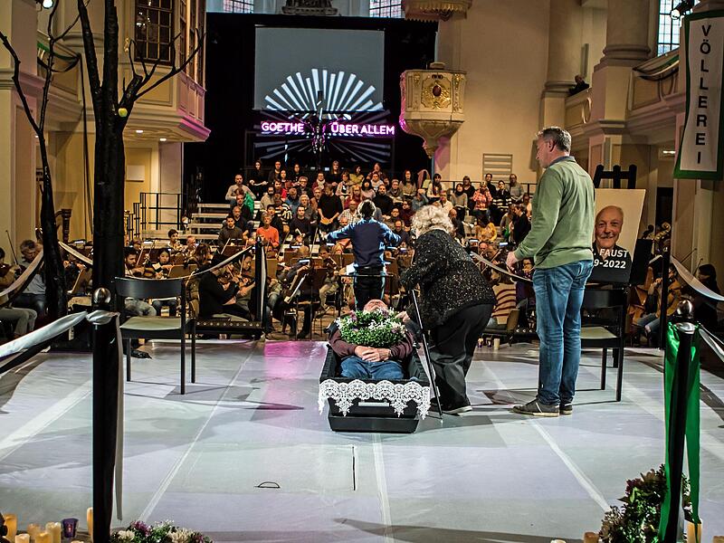 Probenszene aus dem ersten Teil von &bdquo;Fausts Verdammnis&ldquo; in der Coburger Morizkirche.