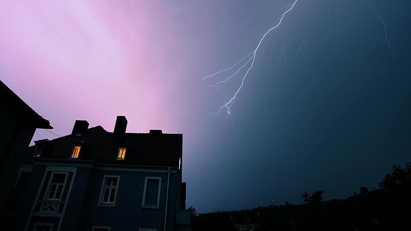Blitze entladen sich während eines Gewitters am 20. Juli 2022 über einem Wohnhaus in Würzburg.&nbsp;