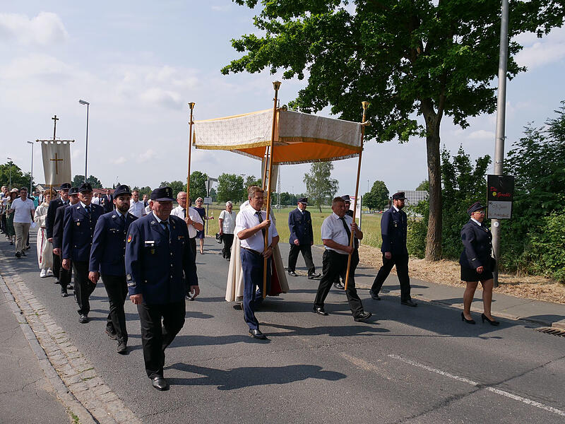 Die Prozession zieht weiter nach Aisch. Die Prozession zieht weiter nach Aisch.